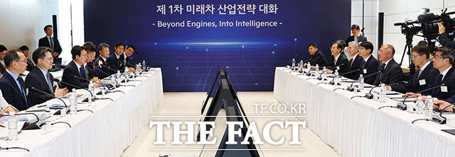 김민석 국무총리와 정의선 현대차그룹 회장이 14일 경기도 화성시 우정읍 기아오토랜드 화성 내 화성대에서 미래차 산업전략 대화를 하고 있다. /청사사진기자단