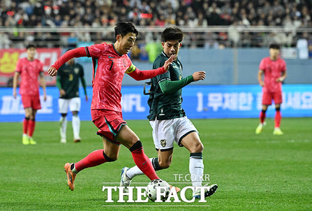 대한민국과 볼리비아의 평가전이 13일 오후 대전 유성구 대전월드컵경기장에서 열린 가운데 손흥민이 드리블을 하고 있다. /대전월드컵경기장=박헌우 기자