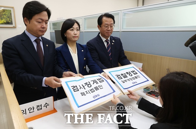 더불어민주당 문금주·김현정·백승아 원내대변인이 14일 서울 여의도 국회 의안과에서 검찰청법·검사징계법개정안을 제출하고 있다. /뉴시스