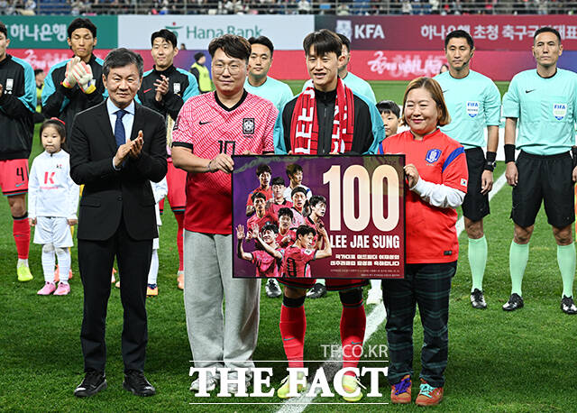 대한민국과 볼리비아의 평가전이 13일 오후 대전 유성구 대전월드컵경기장에서 열린 가운데 이재성 선수와 정몽규 대한축구협회장, 붉은악마 응원단이 센추리클럽 가입 기념촬영을 하고 있다. /대전월드컵경기장=박헌우 기자