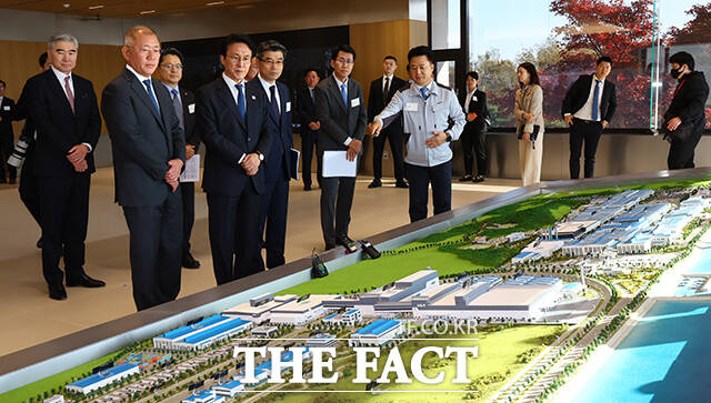 김민석 국무총리와 정의선 현대차그룹 회장이 기아오토랜드 화성 내 화성대에서 미래차 산업전략 대화 전 공장 전경 모형을 관람하고 있다. /청사사진기자단