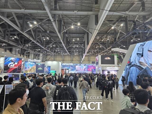 14일 부산 벡스코에서 개최된 지스타 2025 제1전시장을 방문한 관람객들이 게임사 부스를 방문하기 위해 돌아다니고 있다. /부산=우지수 기자