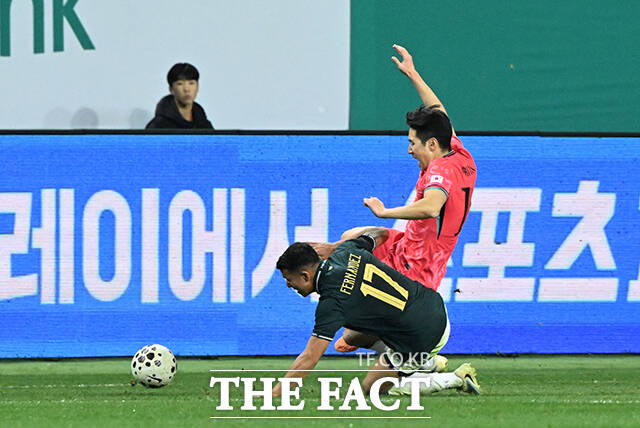 대한민국과 볼리비아의 평가전이 13일 오후 대전 유성구 대전월드컵경기장에서 열린 가운데 이강인이 넘어지고 있다. /대전월드컵경기장=박헌우 기자