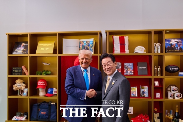 한미 양국은 14일 무역·통상 및 안보 협상 합의 내용을 담은 공동설명자료(조인트팩트시트)를 발표했다. 이재명 대통령과 도널드 트럼프 미국 대통령이 10월 29일 국립경주박물관에서 정상회담을 위해 만나 기념촬영을 하고 있다. /대통령실