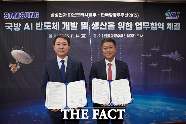차재병(왼쪽) KAI 대표이사와 한진만 삼성전자 파운드리 사업부 사장이 국방 AI 반도체 개발 및 생산을 위한 업무협약 체결 후 기념 촬영을 하고 있다. /KAI