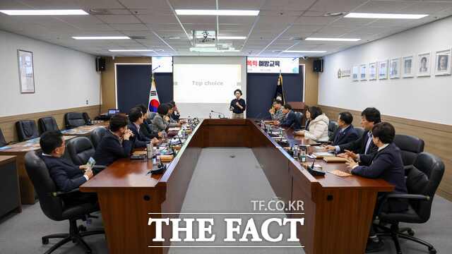 13일 당진시의회 대회의실에서 2025년도 하반기 4대 폭력 예방 교육이 진행되고 있다. /당진시의회