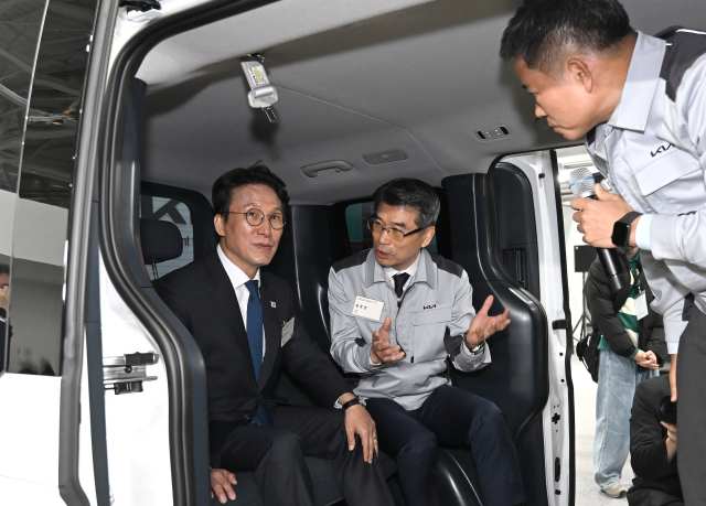 김민석 국무총리(가운데)와 정의선 현대차그룹 회장 등 주요 인사들이 기아 화성 EVO Plant East 준공식과 West 기공식에서 PV5 등 전시물을 둘러보고 있다. /현대차그룹