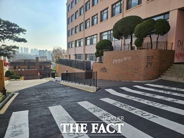 동덕여대에서 남녀공학 전환 추진을 두고 학내 갈등이 불거진 지 1년이 지났다. 지난해 11월 교내 곳곳을 멍들게 한 래커칠은 상흔처럼 고스란히 남아 있는 상태다. /이다빈 기자