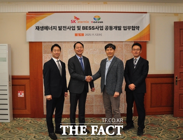 김해중 SK이터닉스 대표(왼쪽에서 두번째)와 윤정택 탑선 대표(왼쪽에서 세번째)가 재생에너지 발전사업 및 BESS 사업 공동개발 업무 협약식을 갖고 있다. /SK이터닉스