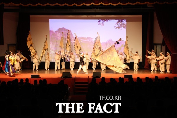 계룡시는 14일 제32보병사단에서 제1회 계룡시립예술단 정기공연을 개최했다. /계룡시