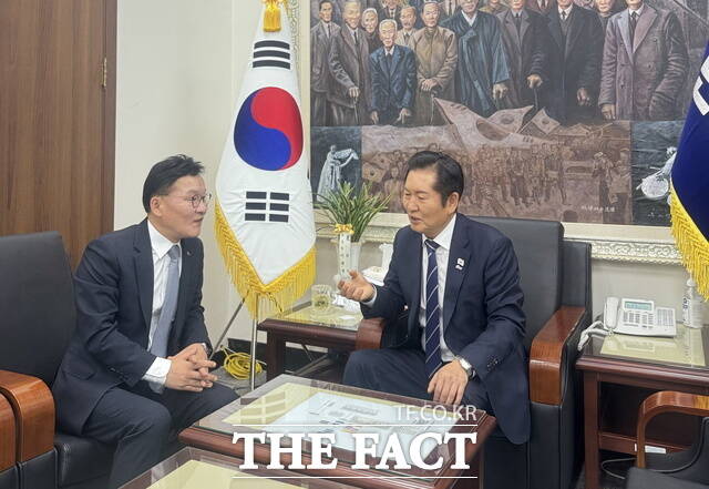 강위원 전남도 경제부지사가 12일 국회를 방문해 정청래 더불어민주당 대표에게 전남 핵심 국비사업을 설명하고 있다. /전남도