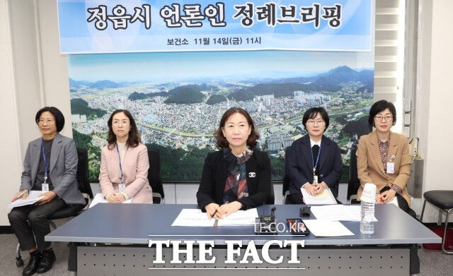 손희경 보건소장이 공공산후조리원 건립, 서남권 소아외래진료센터 운영 등 시민 건강 증진을 위한 핵심 사업들의 성과와 계획을 발표하고 있다. /정읍시