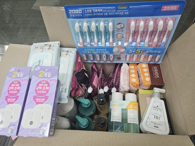 사울시와 애경산업이 희망꾸러미 5000세트를 어려운 이웃에게 전달한다. 사진은 지난해 희망꾸러미 물품 사진. /서울시