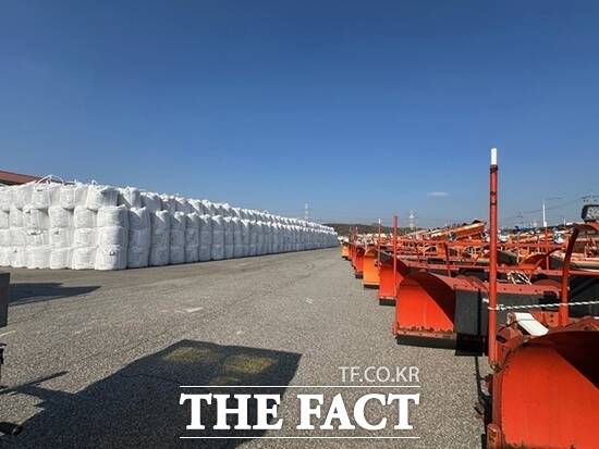 경기 파주시가 2025~2026년 겨울철 설해 대책의 일환으로 마련한 제설 자재와 장비들의 모습. /파주시