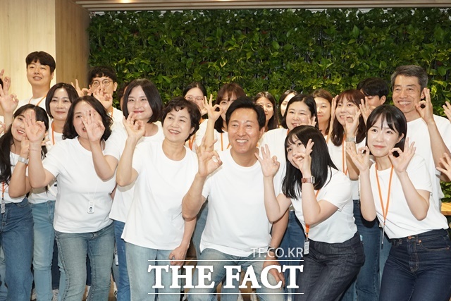 서울시는 대학생 동아리의 자발적 사회 기여 활동을 지원하고 있다. 오세훈 서울시장이 2023년 자립준비청년 전용공간 '영플러스서울' 개소식에서 청년들과 기념촬영을 하고 있다. /서울시