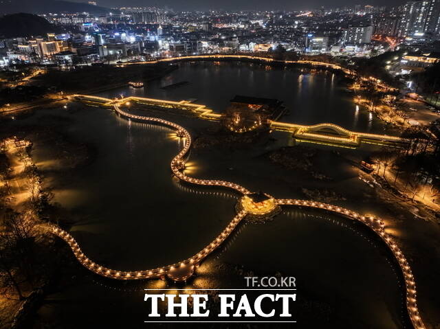 전주시 덕진공원 야경. /전주시