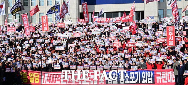 국민의힘이 검찰의 대장동 개발 비리 재판 항소 포기를 고리로 총공세를 벌이고 있다. 사진은 국민의힘이 12일 국회에서 열린 대장동 일당 7400억 국고 환수 촉구 및 검찰 항소포기 외압 규탄대회를 열고 있는 모습. /남윤호 기자