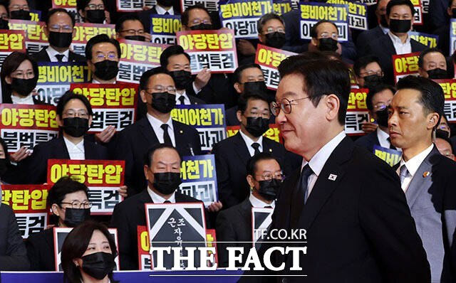 이재명 대통령이 14일 한미 간 조인트 팩트시트를 발표하며 야당을 겨냥한 것으로 해석되는 발언을 남겨 눈길을 끌었다. 사진은 이 대통령이 지난 4일 내년도 정부 예산안에 대한 시정연설을 하기 위해 국회에 도착한 모습. 당시 국민의힘은 시위를 벌였다. /배정한 기자