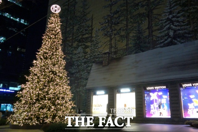 지난 12일 서울 강남구 현대백화점 무역센터점 광장 앞에 대형 트리가 설치돼 있다. /이상빈 기자