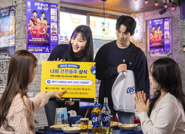 오비맥주는 대학수학능력시험을 맞아 역전할머니맥주 전국 980여 개 매장을 찾아 미성년 음주 방지 캠페인을 전개했다. /오비맥주