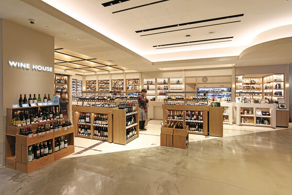 신세계백화점은 연말을 앞두고 하반기 주류 창고 방출전인 드링크 페스타를 개최했다. 이번에는 기존 와인에서 위스키와 전통주, 사케 등 주류 전 영역을 담아냈다. /신세계백화점