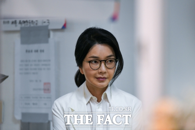 김건희 여사가 통일교 측으로부터 받은 샤넬 구두를 한두 차례 신은 걸 본 적이 있다는 수행비서의 법정 증언이 나왔다. 김 여사가 지난 6월 서울 서초구 원명초등학교에 마련된 서초구 제3투표소에서 투표를 하기 위해 줄을 서 있다. /임영무 기자