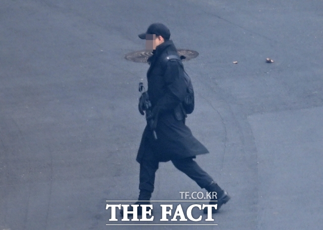 윤석열 전 대통령이 고위공직자범죄수사처(공수처)의 1차 체포영장 체포 불발 이후 경호처 부장들과의 오찬에서 '밀고 들어오면 아작난다고 느끼게 위력 순찰하라'고 했다는 증언이 나왔다. 사진은 공수처 2차 체포영장 집행이 임박한 지난 1월 13일 오후 서울 용산구 한남동 대통령 관저에서 경호처 관계자가 K-1 기관단총을 지닌 모습. /이새롬 기자