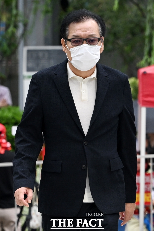 무속인 건진법사 전성배 씨가 지난 8월 서울 종로구 KT광화문빌딩 웨스트에 마련된 민중기 특검 사무실에 출석하고 있다./남용희 기자