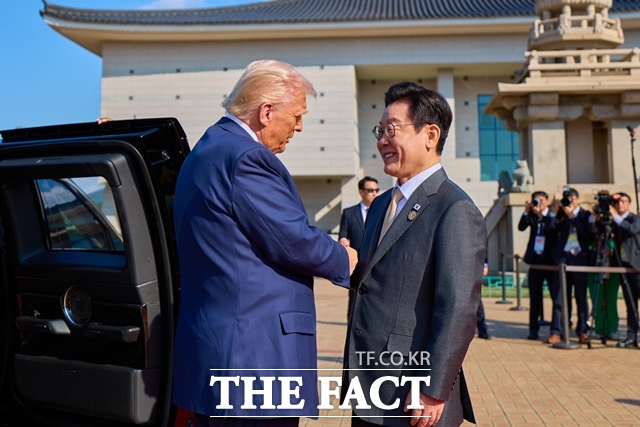 이재명 대통령과 도널드 트럼프 미국 대통령이 10월 29일 국립경주박물관에서 정상회담을 위해 만나 인사를 나누고 있다. /대통령실