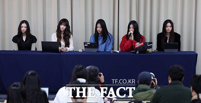 소속사 어도어와의 전속계약 소송 1심에서 패소한 뉴진스 멤버 5명 전원이 항소를 포기했다. 뉴진스(NewJeans·왼쪽부터 해린, 다니엘, 민지, 하니, 혜인)가 지난해 11월 서울 강남구 스페이스쉐어 삼성역센터에서 전속계약 해지 관련 기자회견을 열고 있다. /사진공동취재단