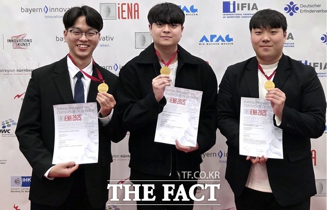 독일 뉘른베르크에서 열린 2025 국제 아이디어·발명·신제품 전시회(iENA 2025)에서 대학부문 금상을 수상한 금오공대 김범석, 성은총, 우찬민 학생. /금오공대