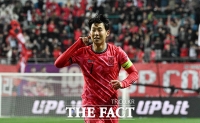 후반 선제골 성공시킨 손흥민 [TF사진관]