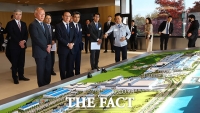  공장 전경 모형 관람하는 김민석 총리-정의선 회장 [포토]