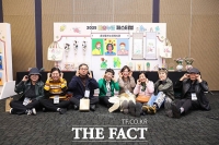  '공예·회화 작품과 함께' 포즈 취하는 춘천동부노인복지관 [포토]