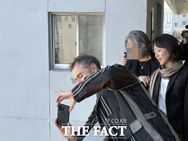 여의도 대교아파트 재건축 특화설계를 맡은 건축가 토머스 헤더윅이 15일 정희선 대교아파트 재건축 조합장과 함께 단지를 둘러봤다. /공미나 기자