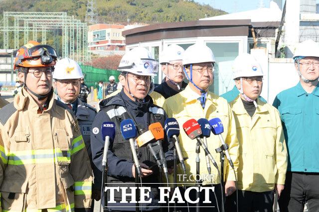 김영훈 고용노동부장관이 5일 오전 울산 남구 용잠동 한국동서발전 울산화력발전소 대형 구조물 붕괴현장에서 매몰자 사고수습을 마무리하며 현장 브리핑을 하고 있다. /뉴시스