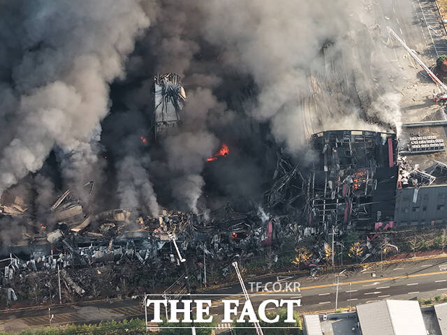 15일 오전 6시 8분께 충남 천안 동남구 이랜드패션 물류센터에서 화재가 발생한 가운데 검은 연기와 불길이 하늘로 솟구치고 있다. /천안=박헌우 기자