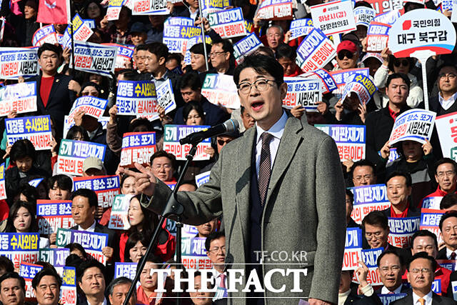 주진우 국민의힘 의원이 15일 배임죄 폐지는 이재명 재판을 없애려는 권력형 조직범죄라고 비판했다. 주진우 국민의힘 의원이 12일 오전 서울 여의도 국회에서 열린 대장동 일당 7400억 국고 환수 촉구 및 검찰 항소포기 외압 규탄대회에 참석해 규탄사를 하고 있다. /남윤호 기자