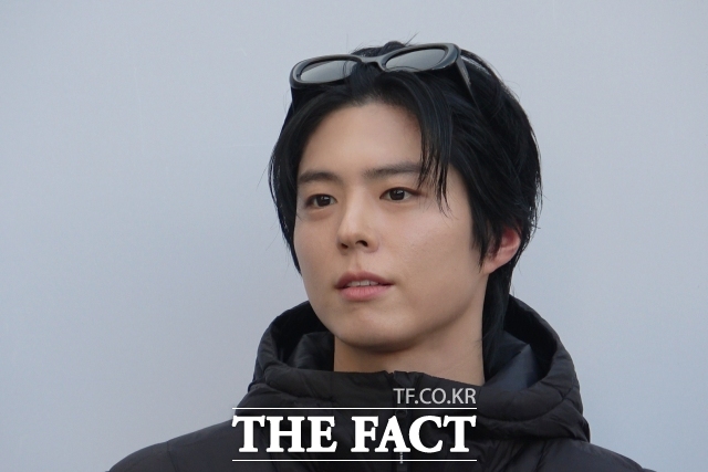 배우 박보검이 15일 오후 서울 성동구 성수동 노스페이스 화이트라벨 플래그십 스토어 성수 직영점 오픈 행사에 참석해 포즈를 취하고 있다. /이상빈 기자