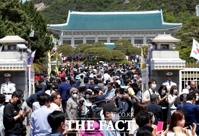 제20대 윤석열 대통령의 취임일인 2022년 5월 10일 서울 종로구 청와대 개방 행사에 시민들이 정문을 통해 청와대로 입장하는 모습. /이새롬 기자