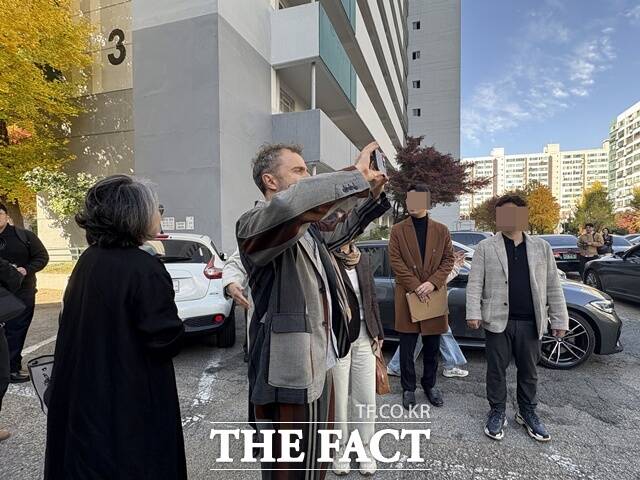 단지를 둘러본 토머스 헤더윅은 조경에도 큰 관심을 보였다. /공미나 기자