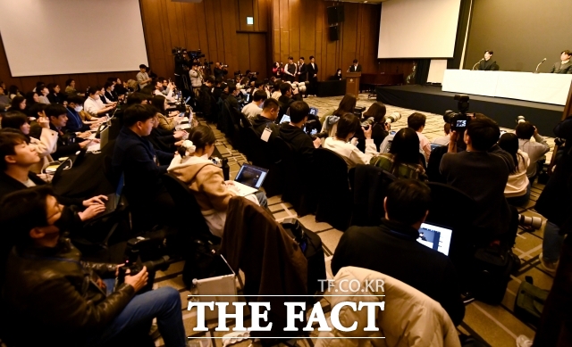 논란만 존재하고 실체가 없다. 사진은 김수현이 지난 4월 서울 마포구 상암 스탠포드호텔에서 열린 故 김새론과 미성년자 시절 교제 의혹 기자회견에 참석해 입장을 밝히는 가운데 취재진들이 질문하고 있다. /서예원 기자