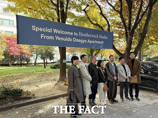 단지 안에는 토머스 헤더윅의 방문을 환영하는 현수막이 걸려있다. /공미나 기자