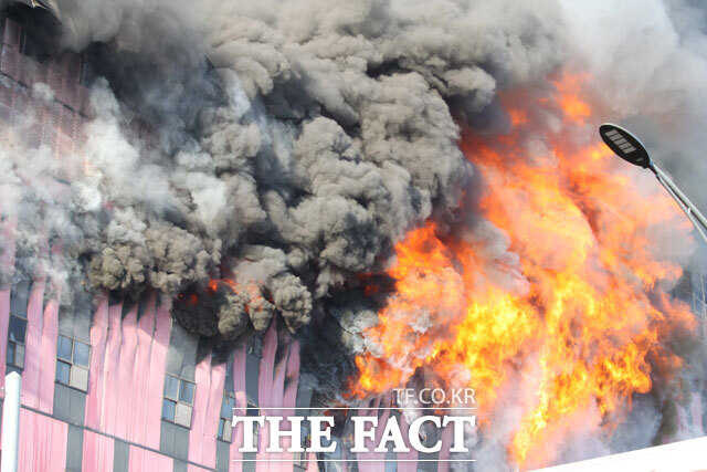 15일 충남 천안시 풍세면 이랜드물류센터에서 큰 불과 검은 연기가 하늘로 치솟고 있다. /뉴시스