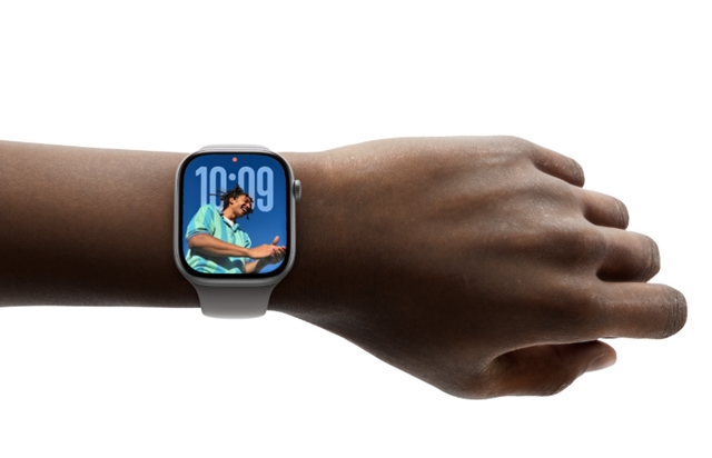 의료기술 업체 마시모가 애플워치의 혈중산소 측정 기술이 특허를 침해했다며 애플을 상대로 낸 소송에서 5년 만에 승소했다. 사진은 애플의 스마트워치 애플워치11의 모습이다. /애플