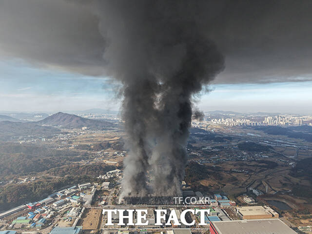 15일 오전 6시 8분께 충남 천안 동남구 이랜드패션 물류센터에서 화재가 발생한 가운데 검은 연기와 불길이 하늘로 솟구치고 있다. /천안=박헌우 기자