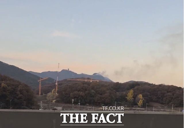 경기 군포시 속달동 수리산 슬기봉 부근에서 15일 오후 4시께 불이 났다는 119 신고가 접수돼 소방 당국이 진화 중이다.연기가 피어오르고 있는 곳이 수리산 슬기봉./독자 제보