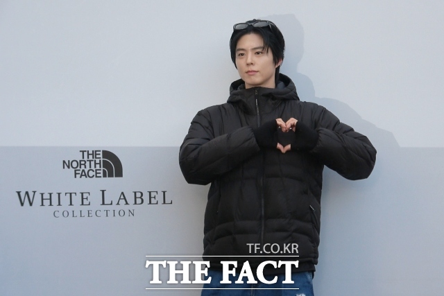 배우 박보검이 15일 오후 서울 성동구 성수동 노스페이스 화이트라벨 플래그십 스토어 성수 직영점 오픈 행사에 참석해 포즈를 취하고 있다. /이상빈 기자