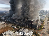  천안 이랜드 대형 물류센터 화재...솟구치는 연기 [TF사진관]