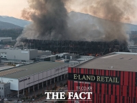  검은 연기로 뒤덮인 천안 이랜드 대형 물류센터 [포토]